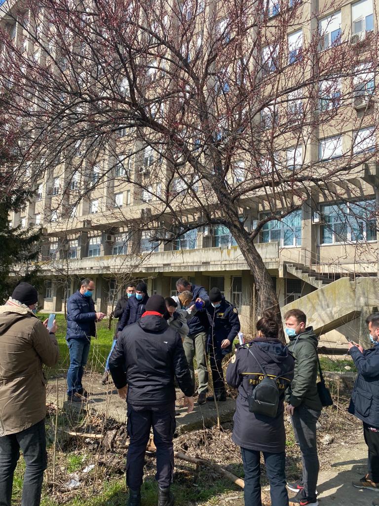 Deținutul condamnat pentru crimă a fost prins chiar în curtea spitalului de unde evadase 698564