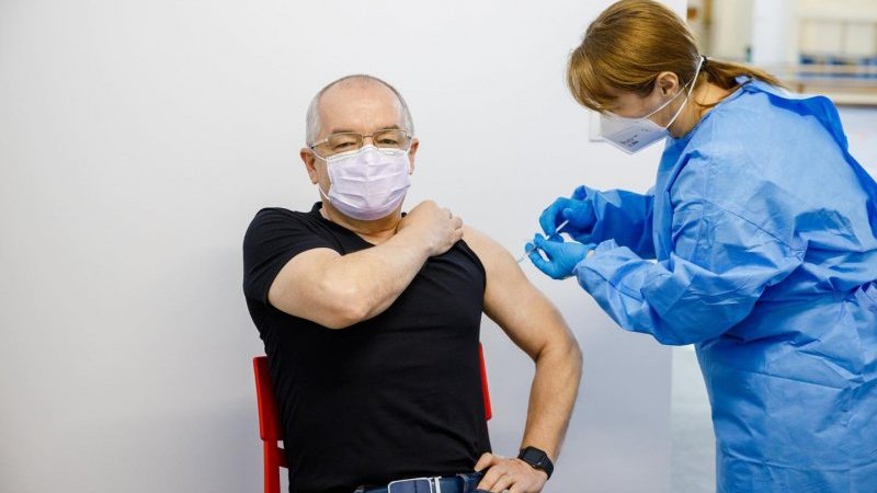 Emil Boc, vaccinat cu serul suspect de la AstraZeneca: "Chiar cu ăla m-am vaccinat!”