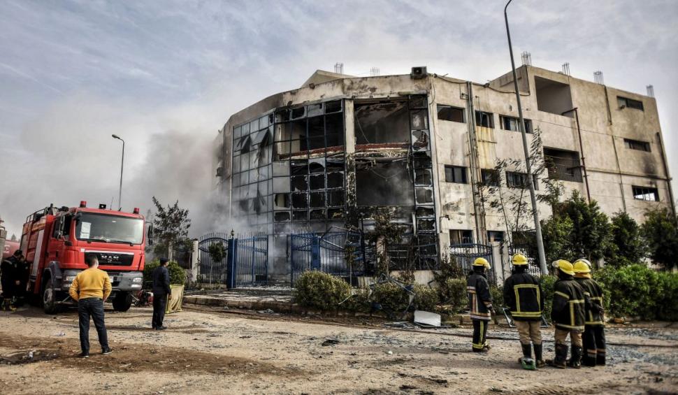 Cel puţin 20 de oameni au murit într-un incendiu devastator lângă Cairo