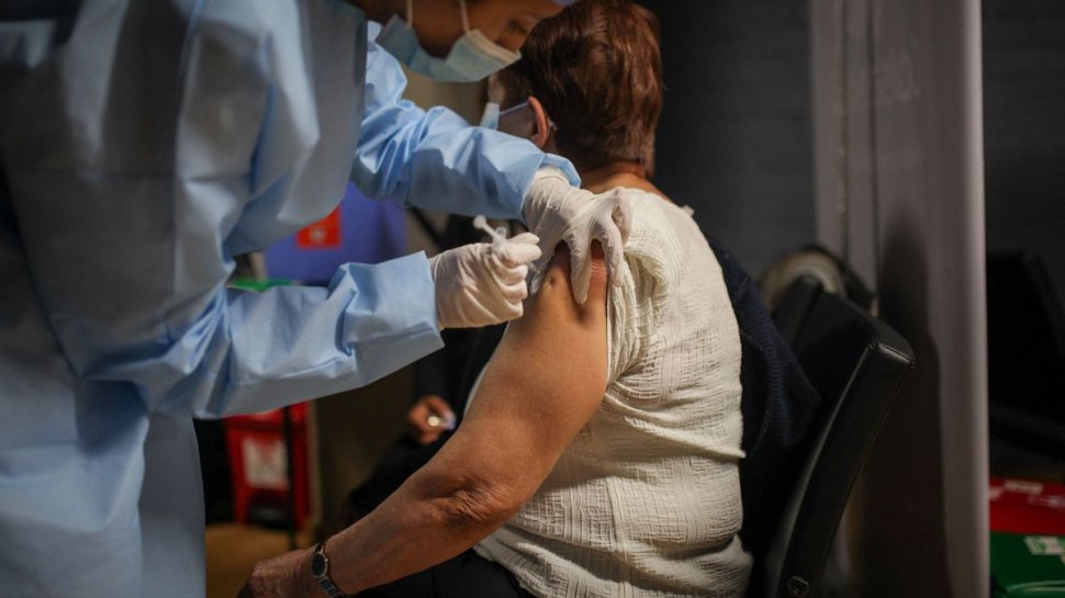 Medicii şi asistenţii din Argeş ameninţă că vor opri campania de vaccinare. Ministerul nu i-a plătit de două luni