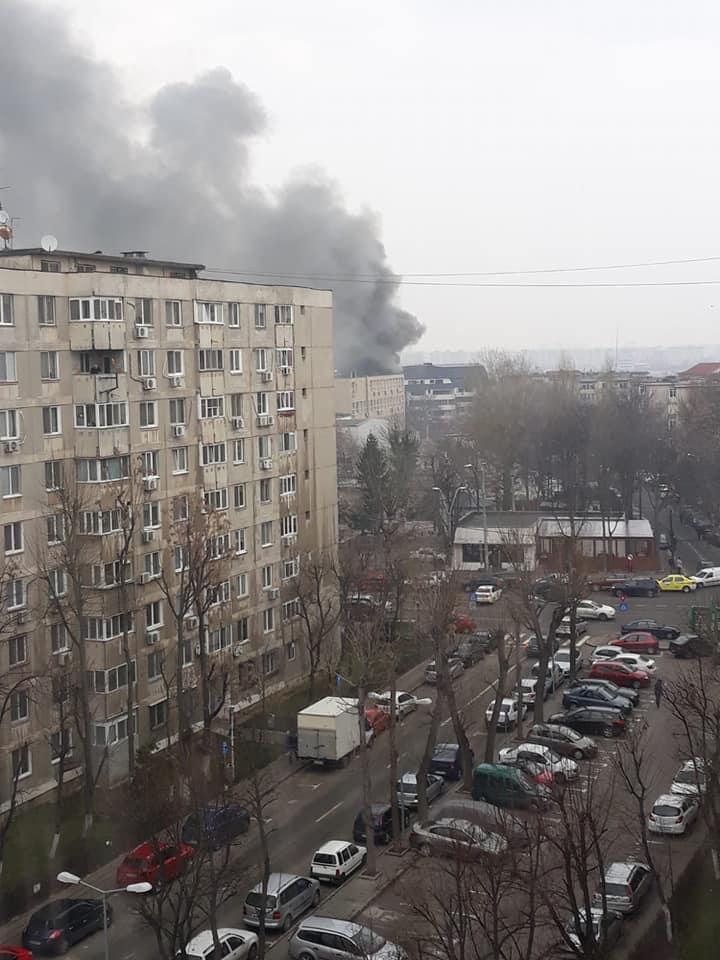 Incendiu puternic la un garaj plin de cauciucuri din București. Se intervine cu 7 autospeciale. Nor imens de fum!  698896
