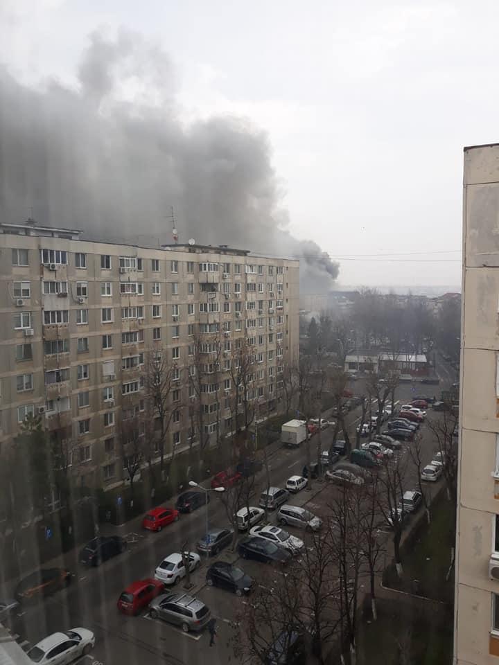 Incendiu puternic la un garaj plin de cauciucuri din București. Se intervine cu 7 autospeciale. Nor imens de fum!  698897