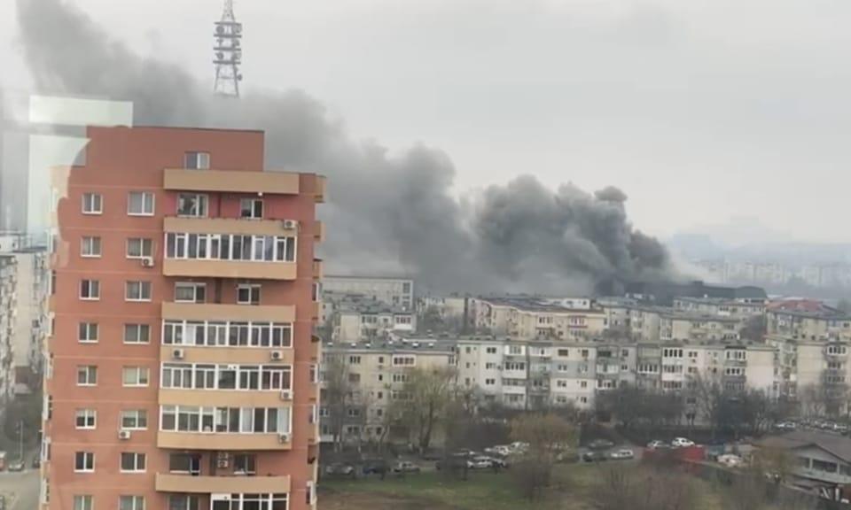 Incendiu puternic la un garaj plin de cauciucuri din București. Se intervine cu 7 autospeciale. Nor imens de fum!  698898