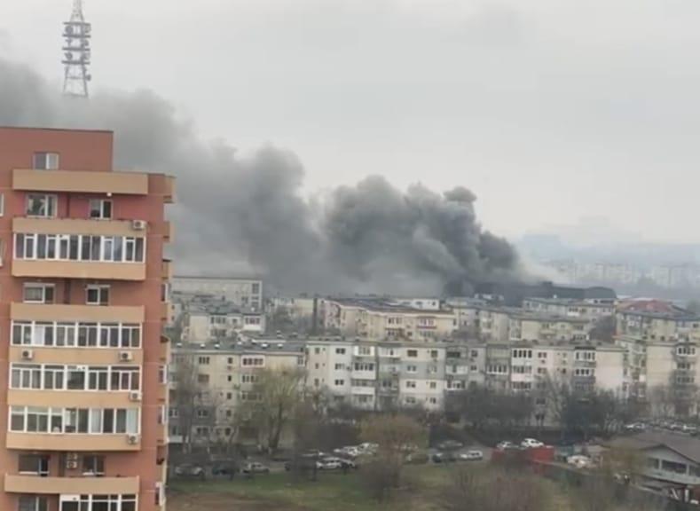 Incendiu puternic la un garaj plin de cauciucuri din București. Se intervine cu 7 autospeciale. Nor imens de fum!  698899