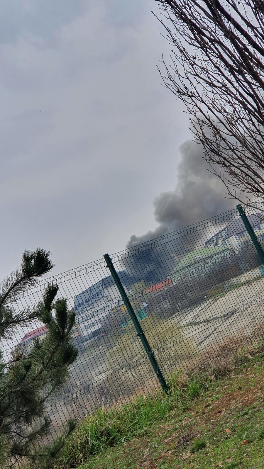 Incendiu puternic la un garaj plin de cauciucuri din București. Se intervine cu 7 autospeciale. Nor imens de fum!  698900