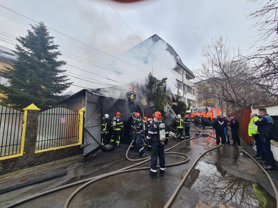 Incendiu puternic la un garaj plin de cauciucuri din București. Se intervine cu 7 autospeciale. Nor imens de fum! 