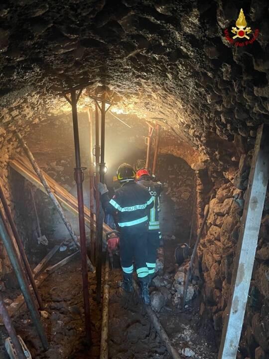 Un român a murit după ce a strigat ore în şir după ajutor sub zidurile unei case care s-a prăbuşit în Italia 698936