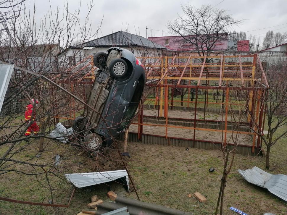 Accident inedit în Bacău. Un şofer s-a răsturnat cu maşina în curtea unui localnic 699000