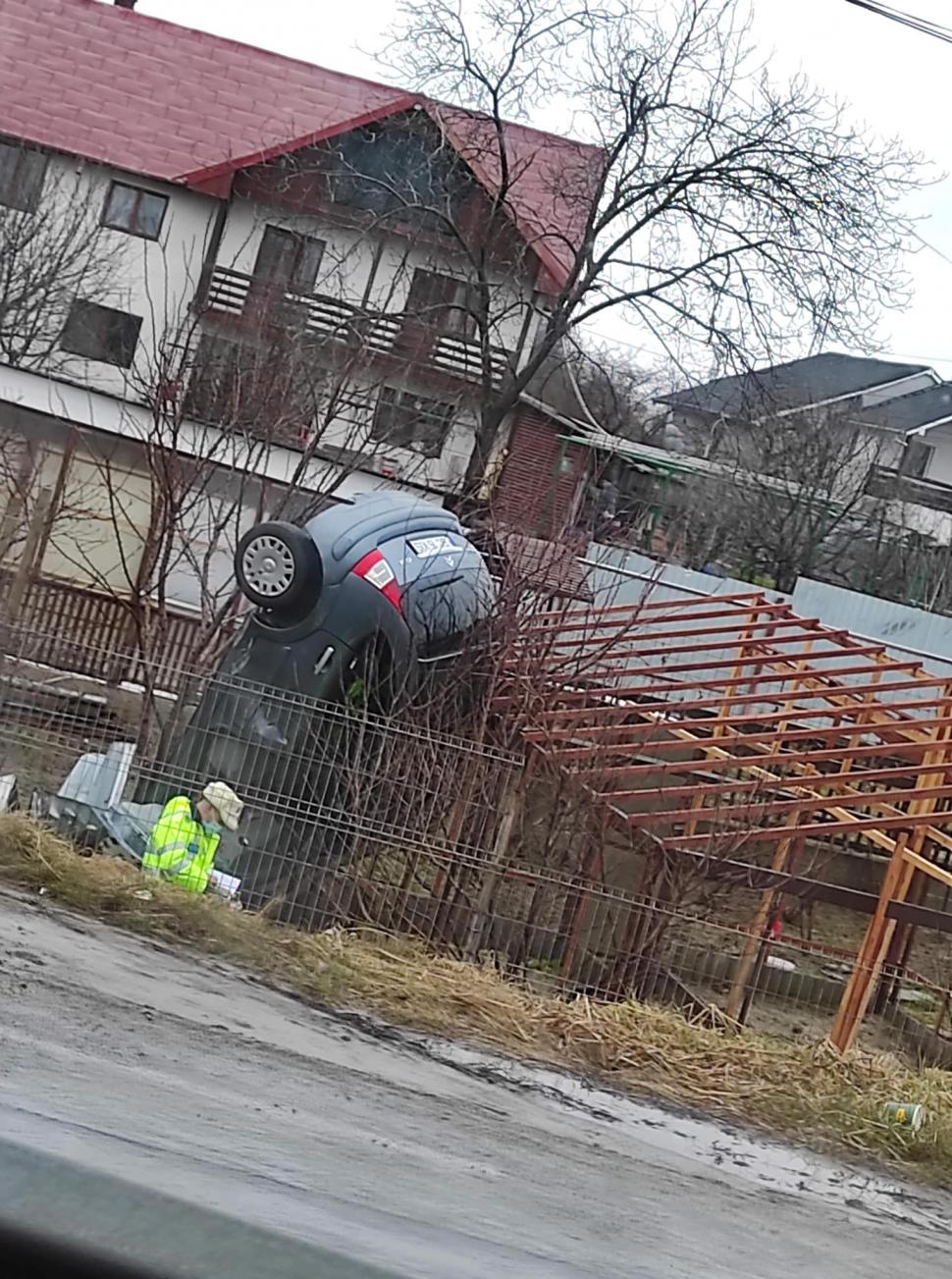 Accident inedit în Bacău. Un şofer s-a răsturnat cu maşina în curtea unui localnic 699001