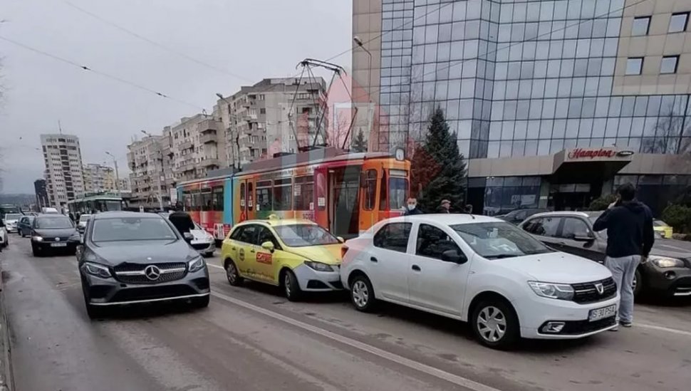 Accident cu șase autoturisme și un tramvai, la Iași