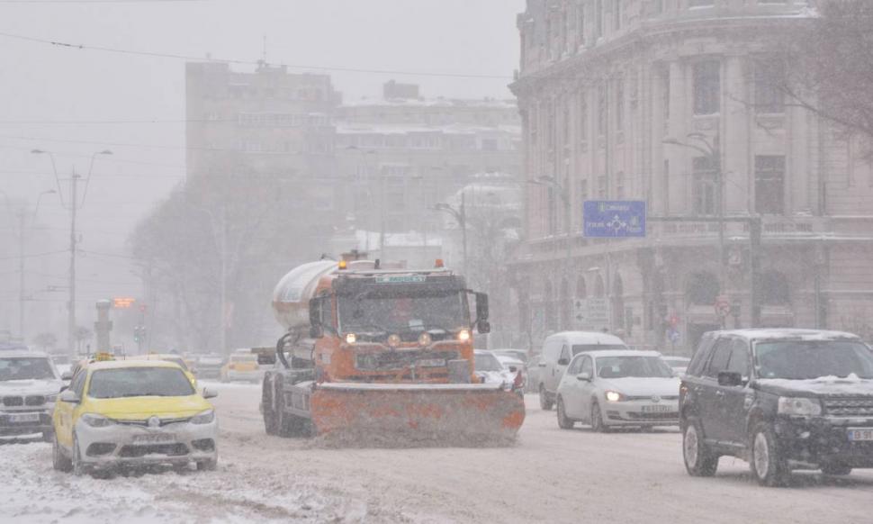 Cod portocaliu de viscol, ninsoare şi furtuni. Meteorologii anunţă fenomene meteo extreme