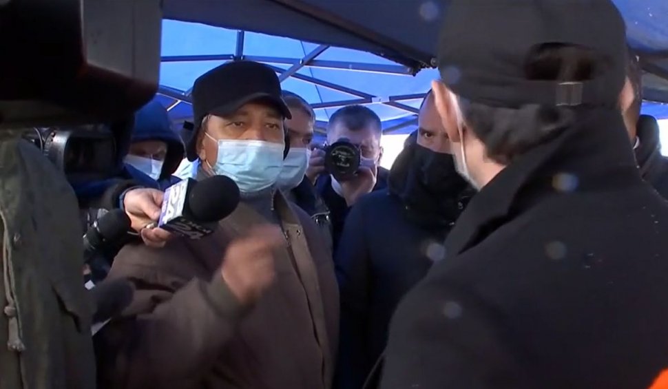 Florin Cîţu a rămas fără cuvinte în faţa unui cetăţean din Dolj. Un bărbat din anturajul prim-ministrului a salvat situaţia | VIDEO