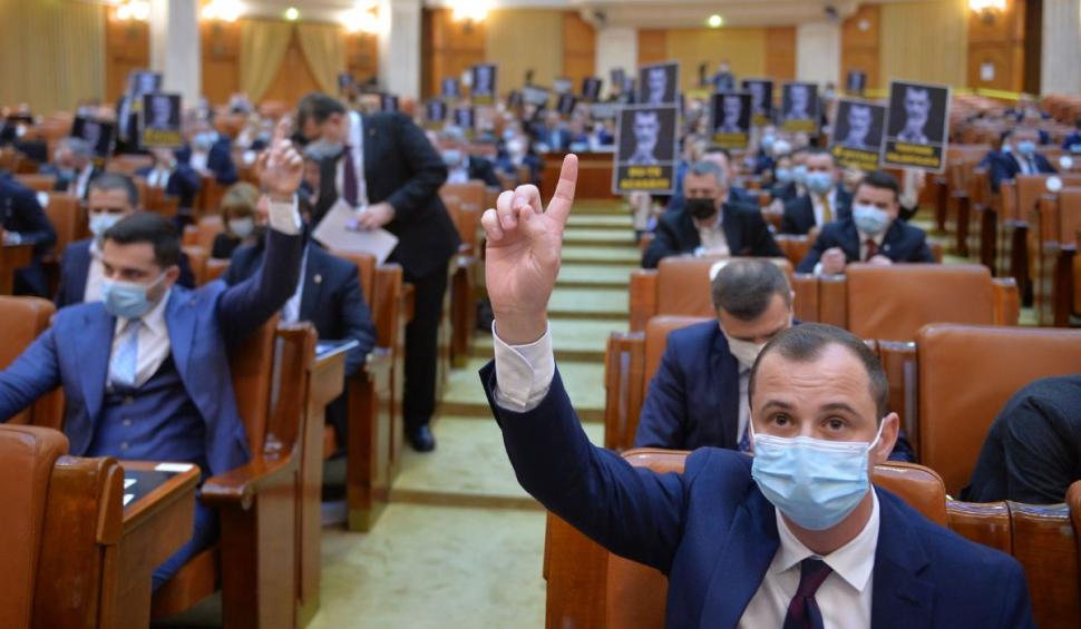 Moţiunea de cenzură a PSD, amânată pentru la vară. Social-democraţii aşteaptă să se încingă lucrurile în PNL