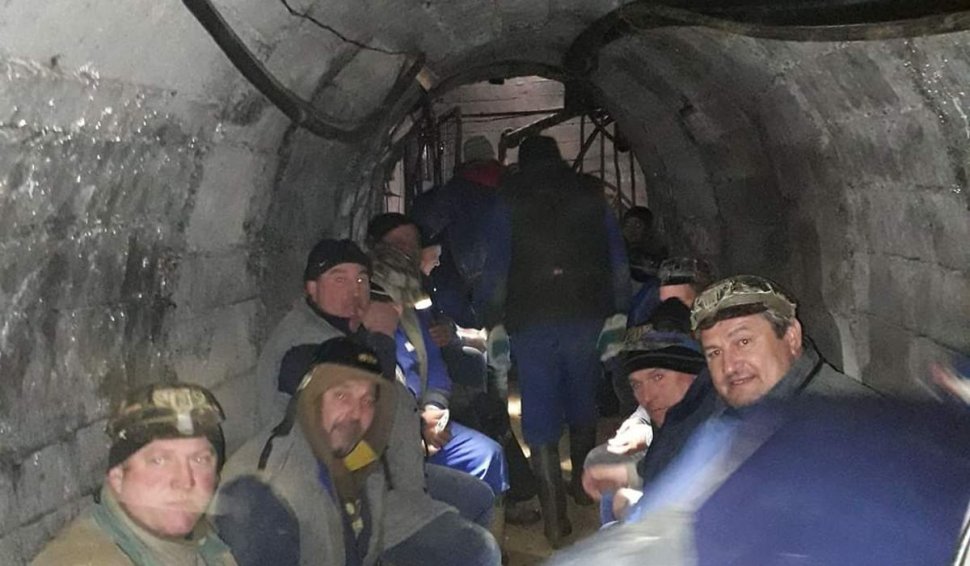 160 de mineri s-au blocat în subteran, la mina de uraniu Crucea şi ameninţă că intră în greva foamei