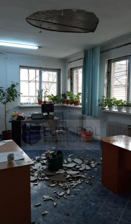 Tavan căzut la sediul IPJ Botoşani. ”Colegii stau cu găleţile când plouă. Viaţa lor, în pericol” 699712