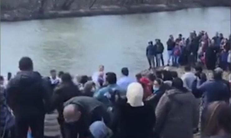 Botez penticostal cu 200 de participanți, pe malul râului, în Maramureș. Oamenii au sfidat carantina - VIDEO