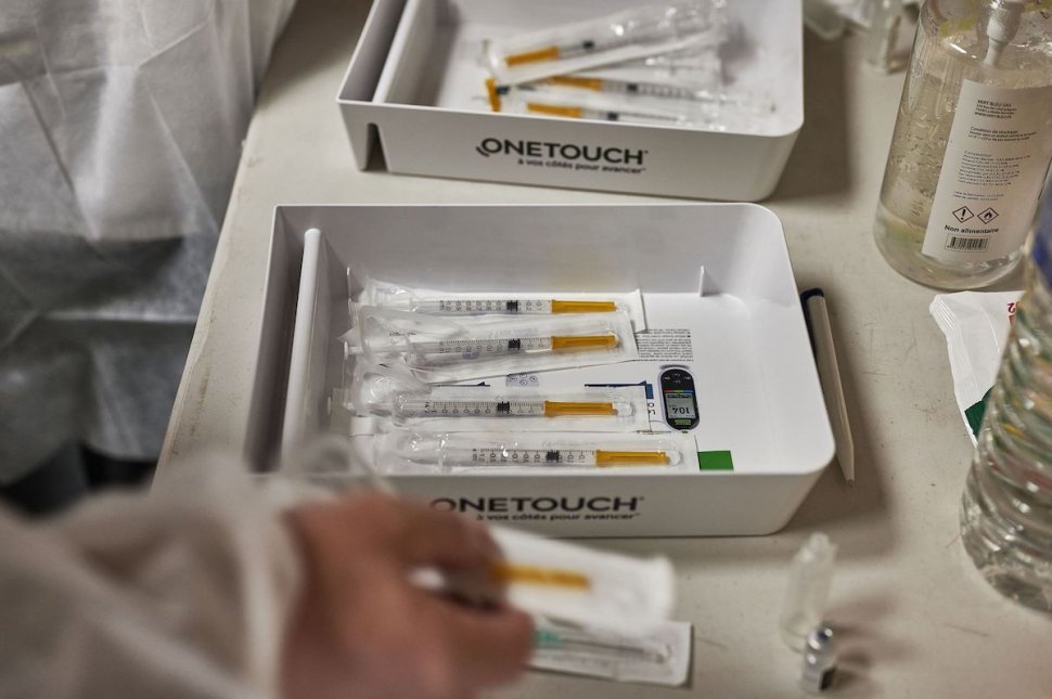O nouă tranșă de vaccin Pfizer BioNTech sosește luni în România