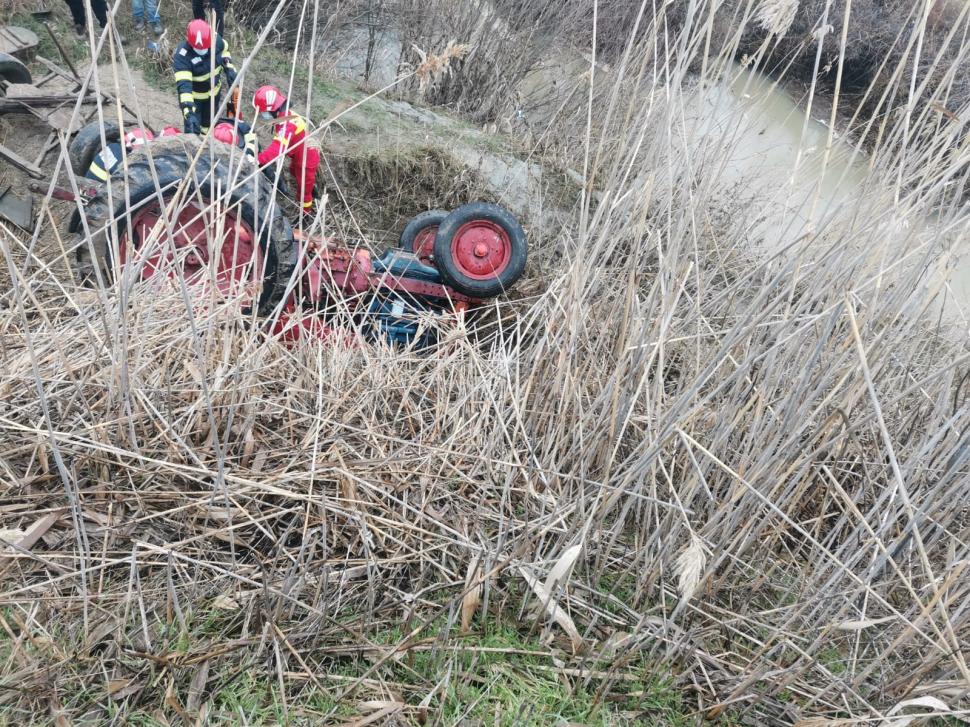 Sfârşit tragic pentru un bărbat din Teleorman. A murit sub propriul tractor 699941