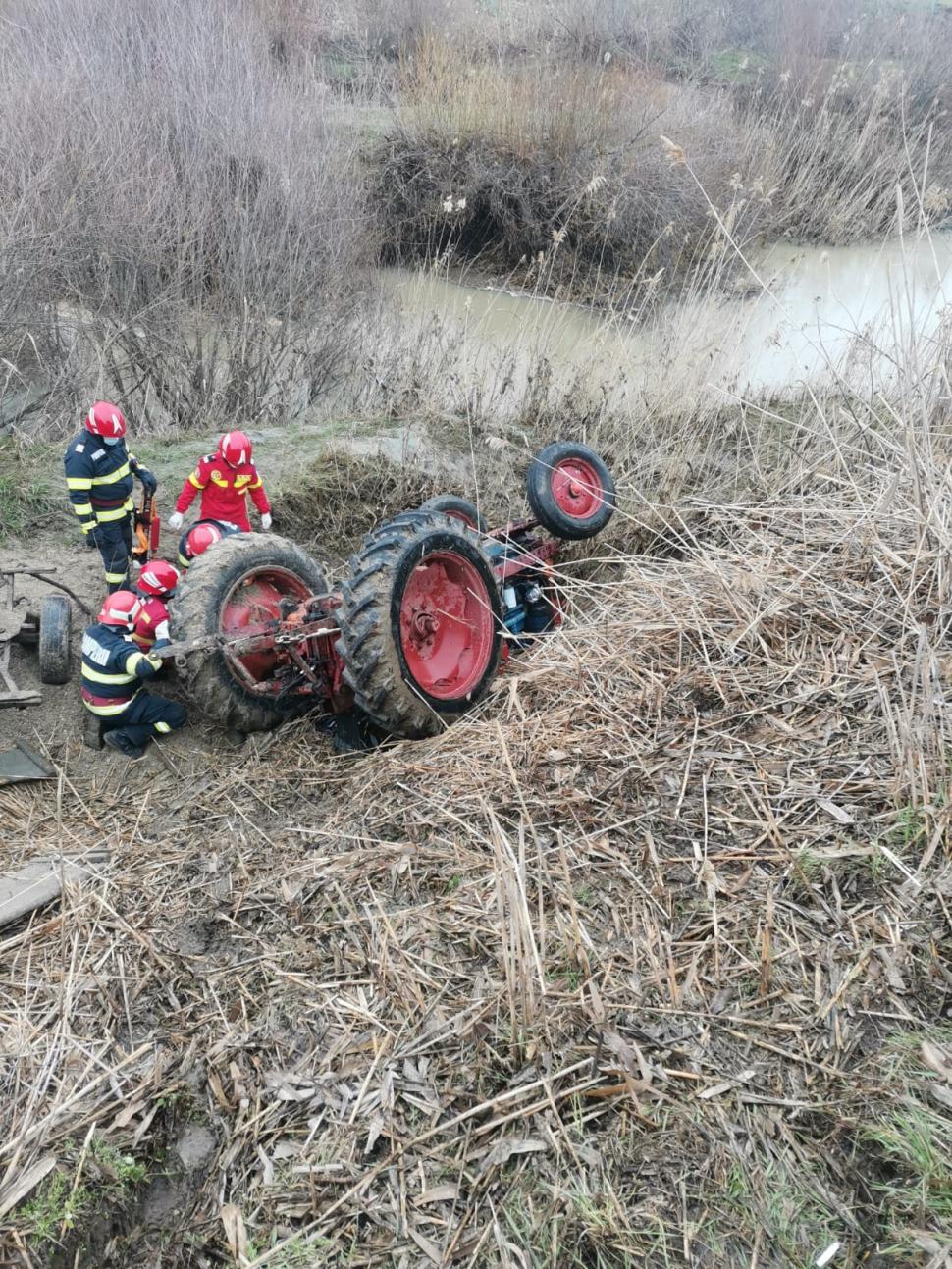 Sfârşit tragic pentru un bărbat din Teleorman. A murit sub propriul tractor 699942