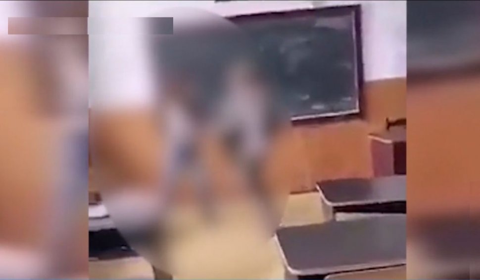 Două fete s-au bătut cu pumnii şi picioarele, chiar în sala de clasă. Bătaia cruntă, filmată de colegii lor | VIDEO