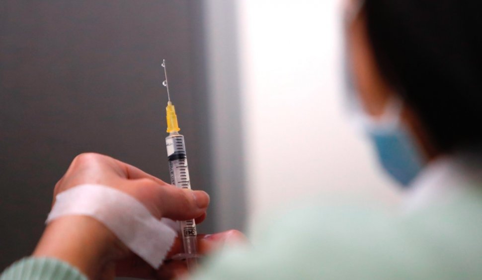 O mie de români s-au infectat cu COVID-19 după vaccin. O singură persoană a dezvoltat o formă severă