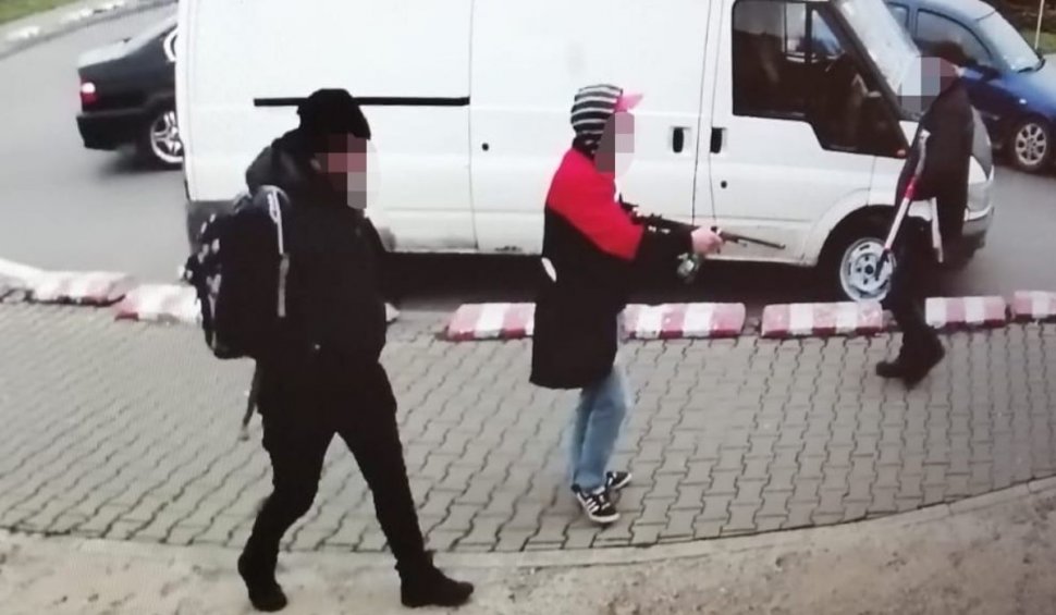 Tânăr înarmat cu o puşcă, prins când ameninţa oamenii pe stradă, în Bucureşti | VIDEO