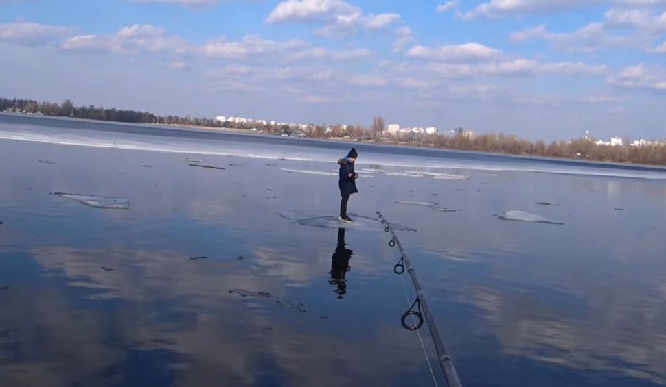 Copil de 11 ani, care plutea pe o bucată de gheaţă pe un râu, salvat de la moarte de un pescar | VIDEO