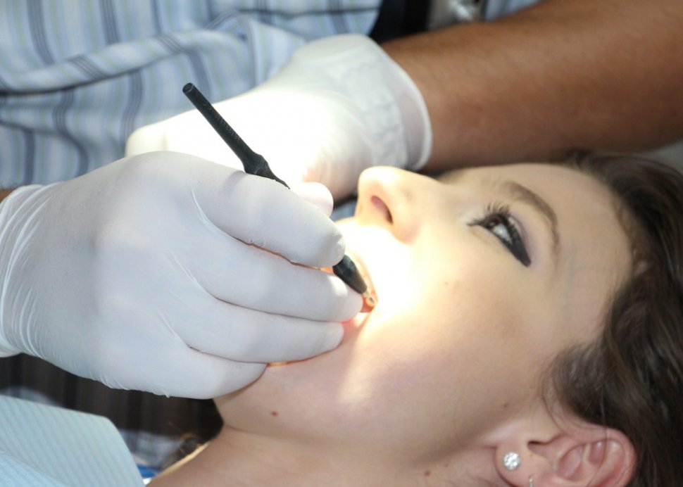 Doi falși dentiști au fost prinși în București. Cei doi lucrau din 2017