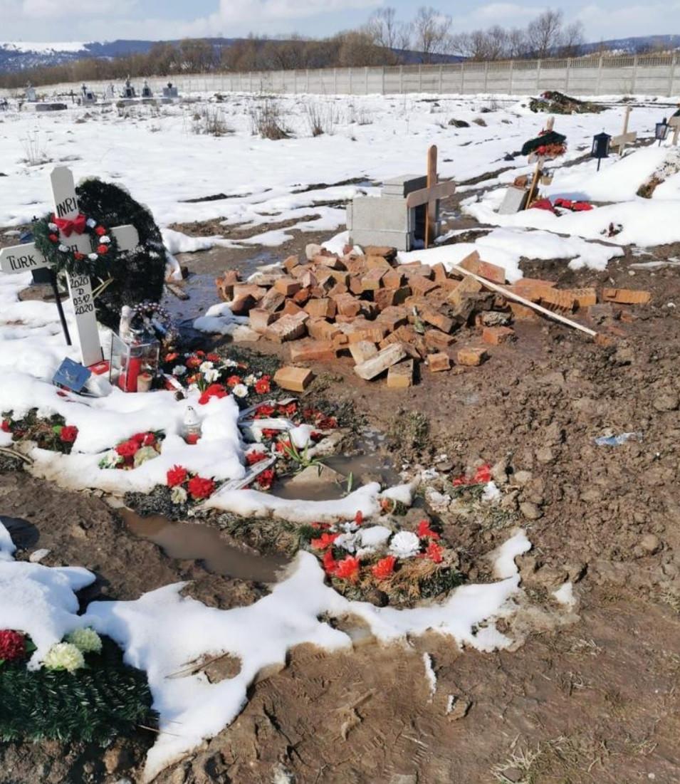 Mormântul unei fetiţe din Făgăraş, distrus după o petrecere în cimitir: "Au băut pe mormânt, au dat foc la coroane" 700135