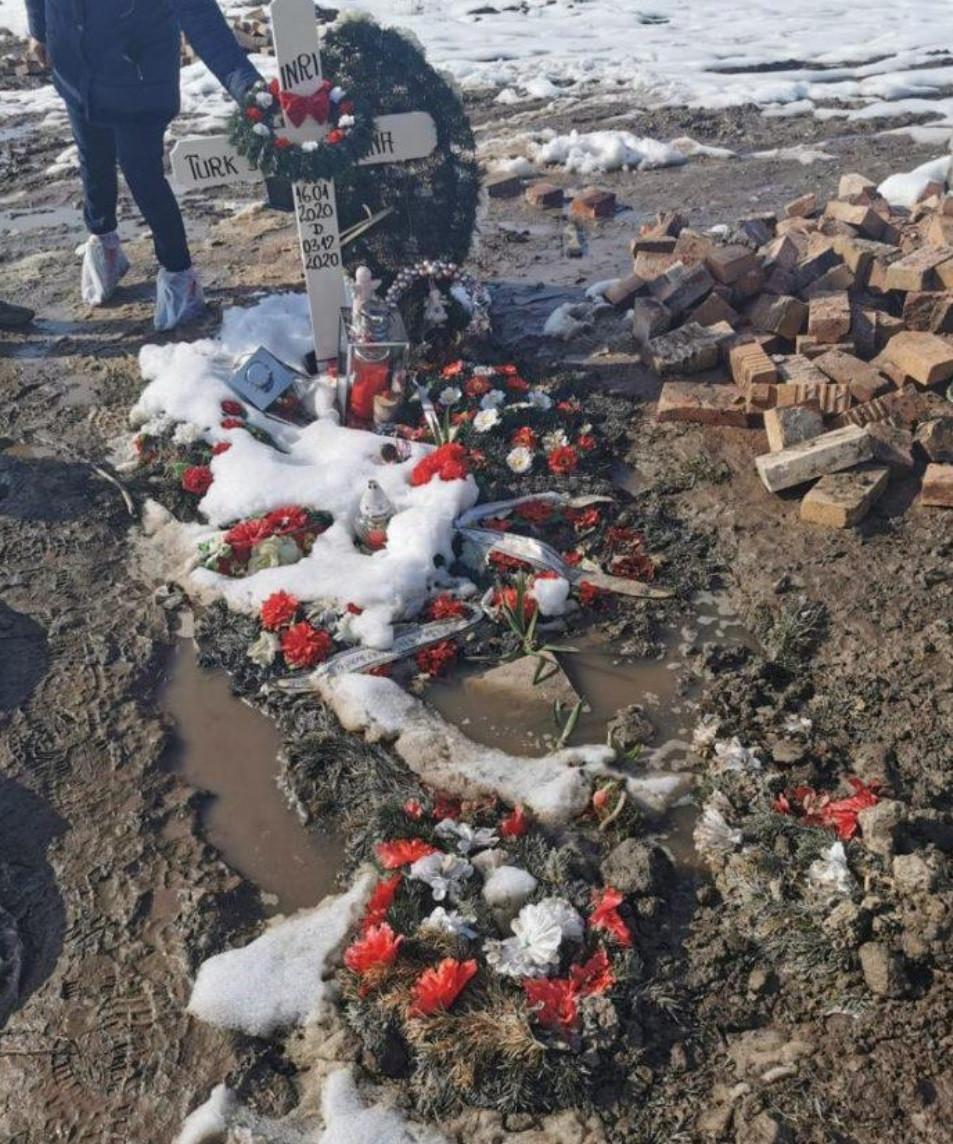 Mormântul unei fetiţe din Făgăraş, distrus după o petrecere în cimitir: "Au băut pe mormânt, au dat foc la coroane" 700136