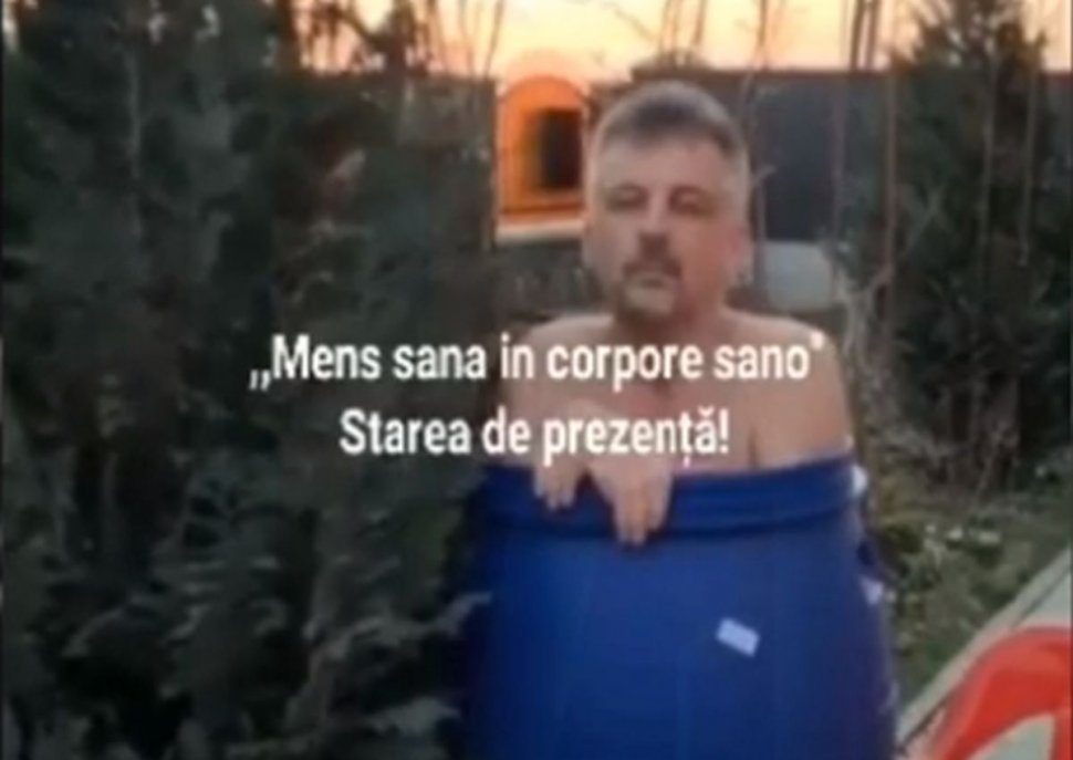 Primarul unei comune din Iași filmat dezbrăcat, într-un butoi de murături, ziua în amiaza mare