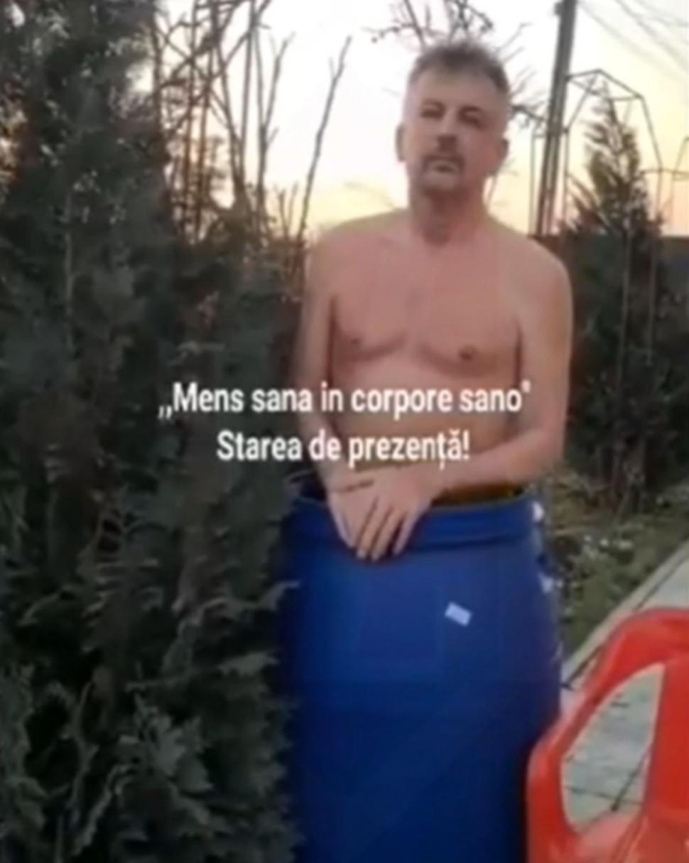 Primarul unei comune din Iași filmat dezbrăcat, într-un butoi de murături, ziua în amiaza mare 700050