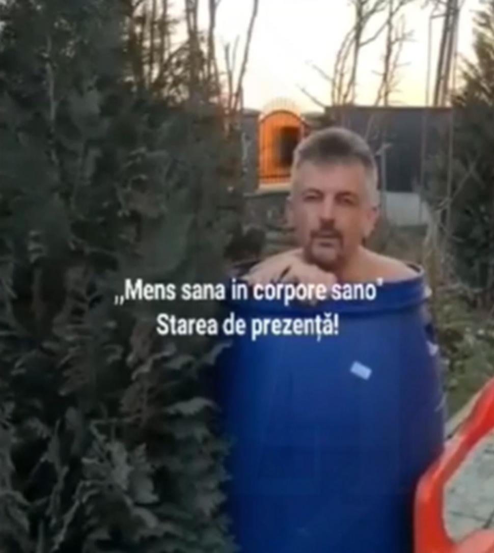 Primarul unei comune din Iași filmat dezbrăcat, într-un butoi de murături, ziua în amiaza mare 700051