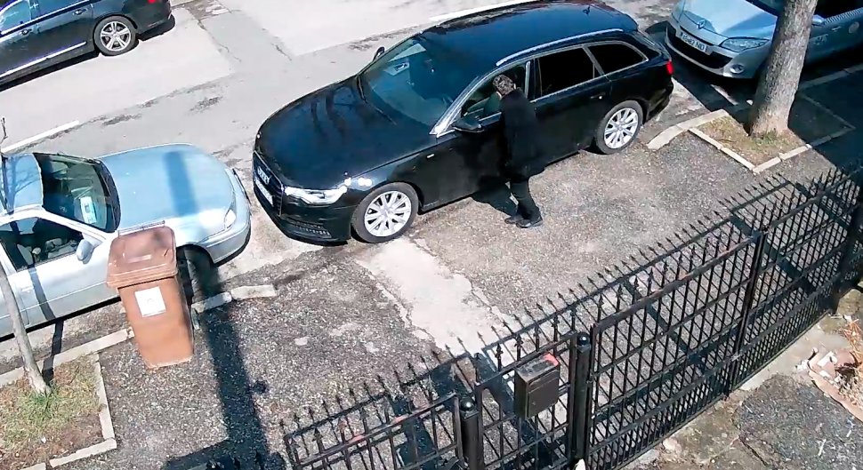 Femeie filmată în timp ce zgârie mașinile parcate pe o stradă din Pitești - VIDEO