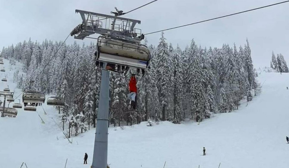 Un turist iresponsabil a vrut să sară din telescaun, după ce i-a căzut un schi