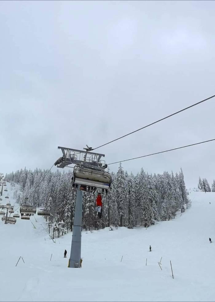 Un turist iresponsabil a vrut să sară din telescaun, după ce i-a căzut un schi 700299