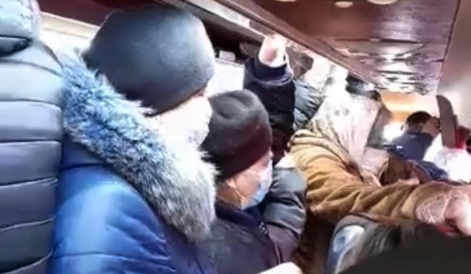Oameni căraţi ca sacii de cartofi cu un microbuz, în plină pandemie, în Botoşani