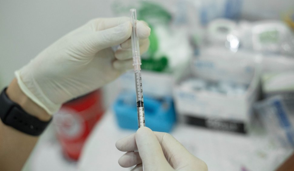 Aproape 70 de adolescenți români au fost vaccinați cu doze AstraZeneca sau Moderna, deși vaccinurile nu sunt aprobate pentru minori
