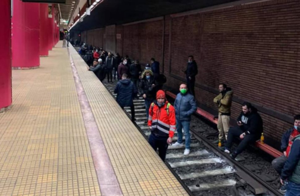 Metroul din București nu circulă. Angajații Metrorex cântă și aplaudă pe șine! S-a întâmplat la stația Piața Unirii