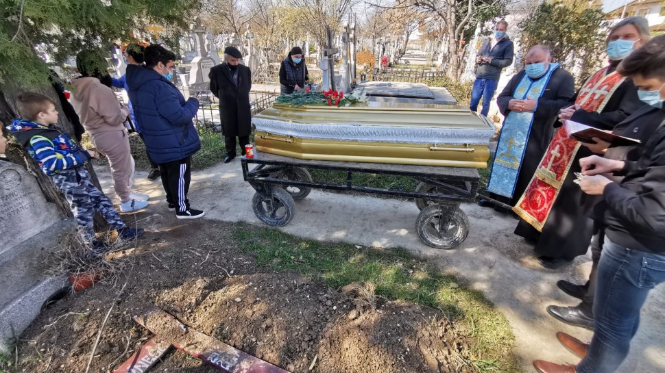 Jale şi disperare la înmormântarea Corneliei Catanga. Şoşoacă a intervenit în scandal: ''Faceţi plângere pentru omor''