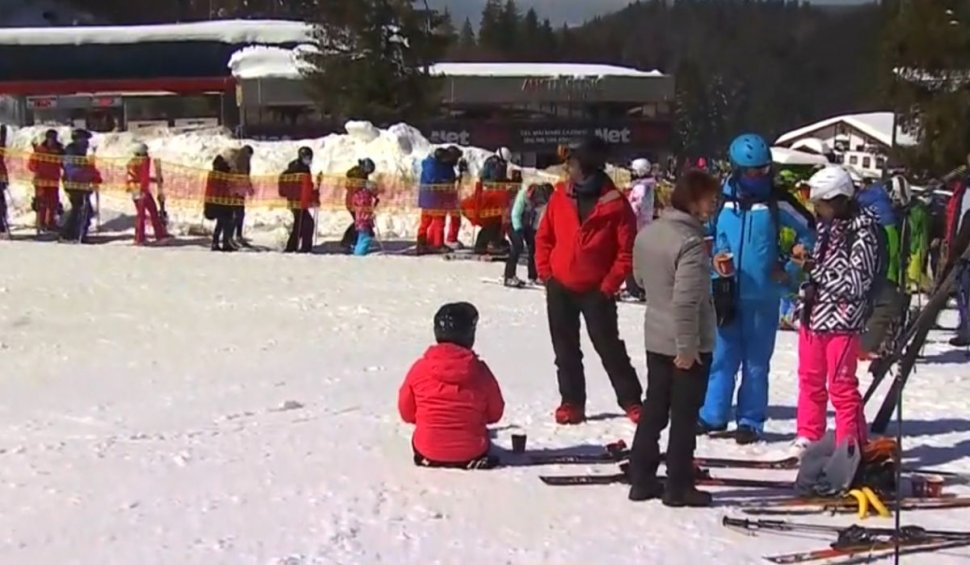 Cozi uriaşe la telegondă! Turiştii continuă să aglomereze pârtiile de schi, înainte de noile restricţii