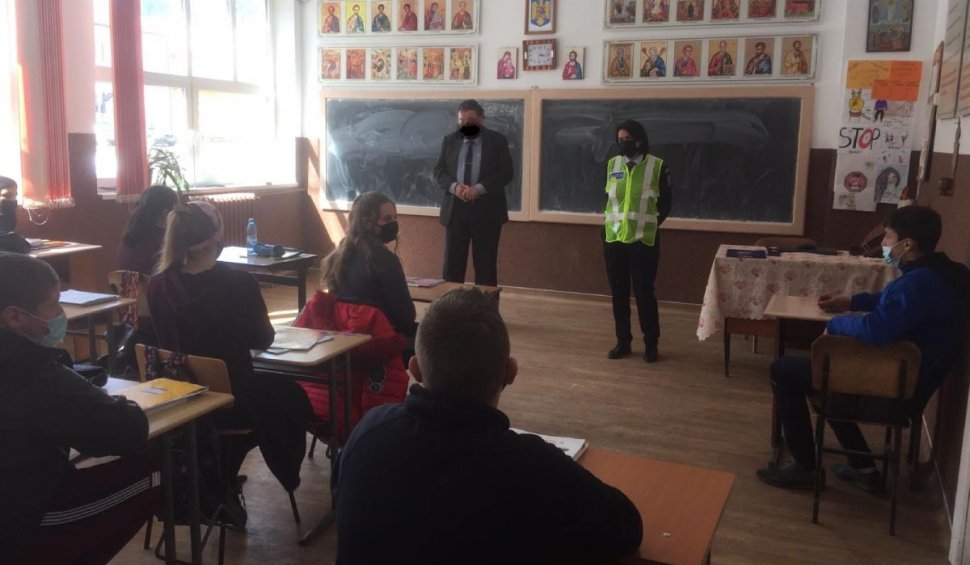 Profesor din Suceava cu mască desenată în Paint, la o acţiune a Poliţiei pentru elevi