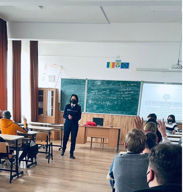 Profesor din Suceava cu mască desenată în Paint, la o acţiune a Poliţiei pentru elevi 700721