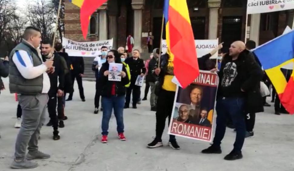 Protest la Timişoara împotriva noilor restricţii şi a măştii de protecţie: "Nu vă fie frică! Pandemia pică!"