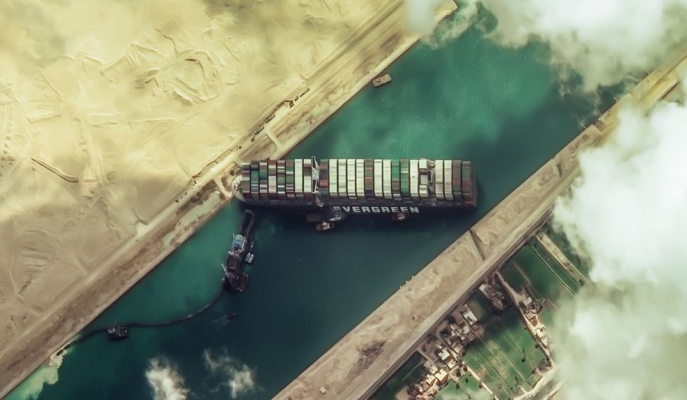 Zece vapoare cu animale din România, blocate în canalul Suez din cauza cargoului eşuat