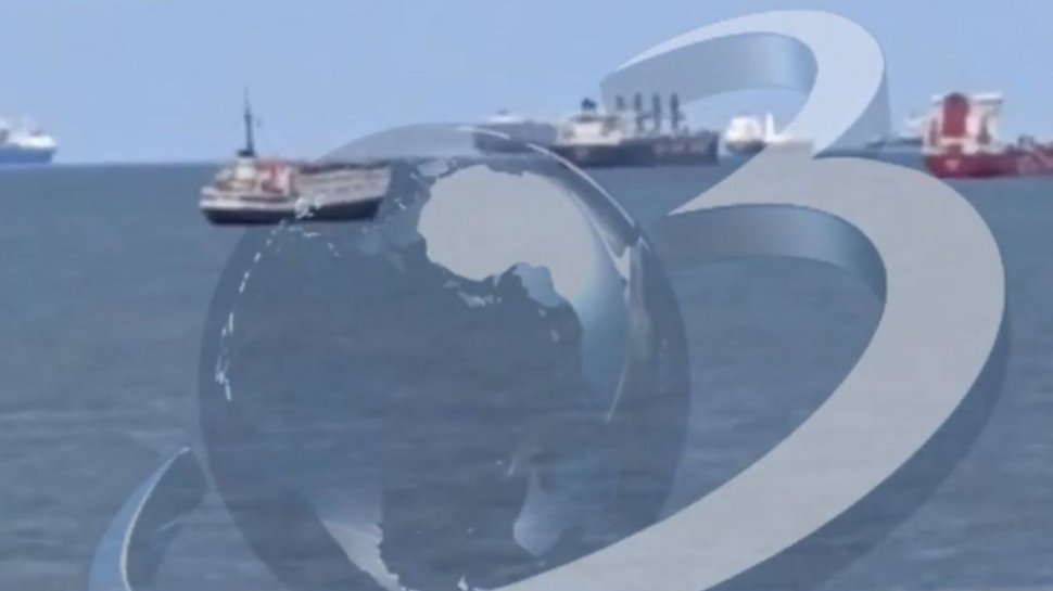 Imagini de pe una dintre navele din România blocată în canalul Suez