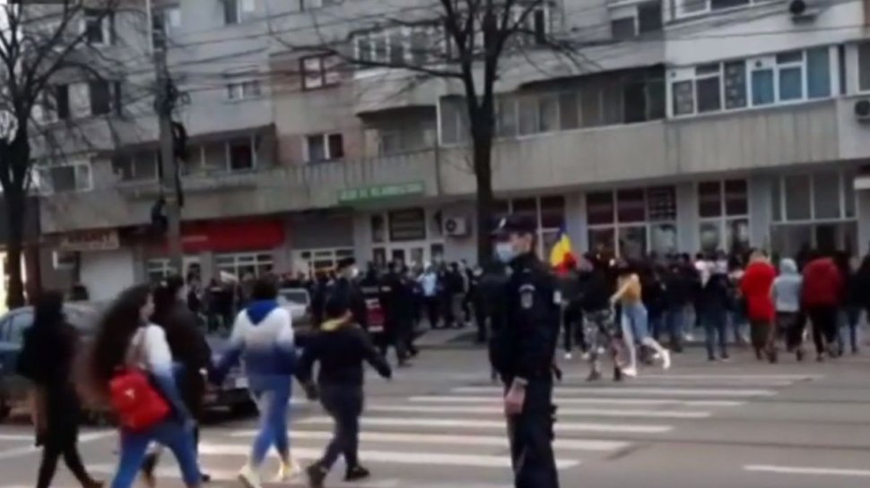 Românii au ieşit în stradă, în prima zi a restricțiilor pentru weekend. Imagini cu protestul de la Brăila