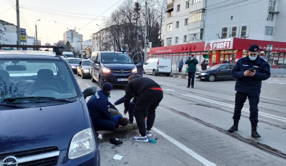 Jandarmii au acordat primul ajutor unui bărbat căruia i s-a făcut rău la manifestațiile anti-restricții din Botoșani