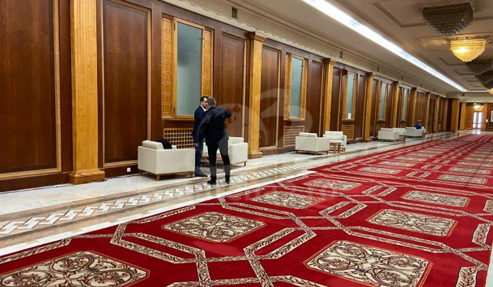 Ministrul Sănătăţii, Vlad Voiculescu, filmat fără mască de protecţie pe holurile Parlamentului 700950