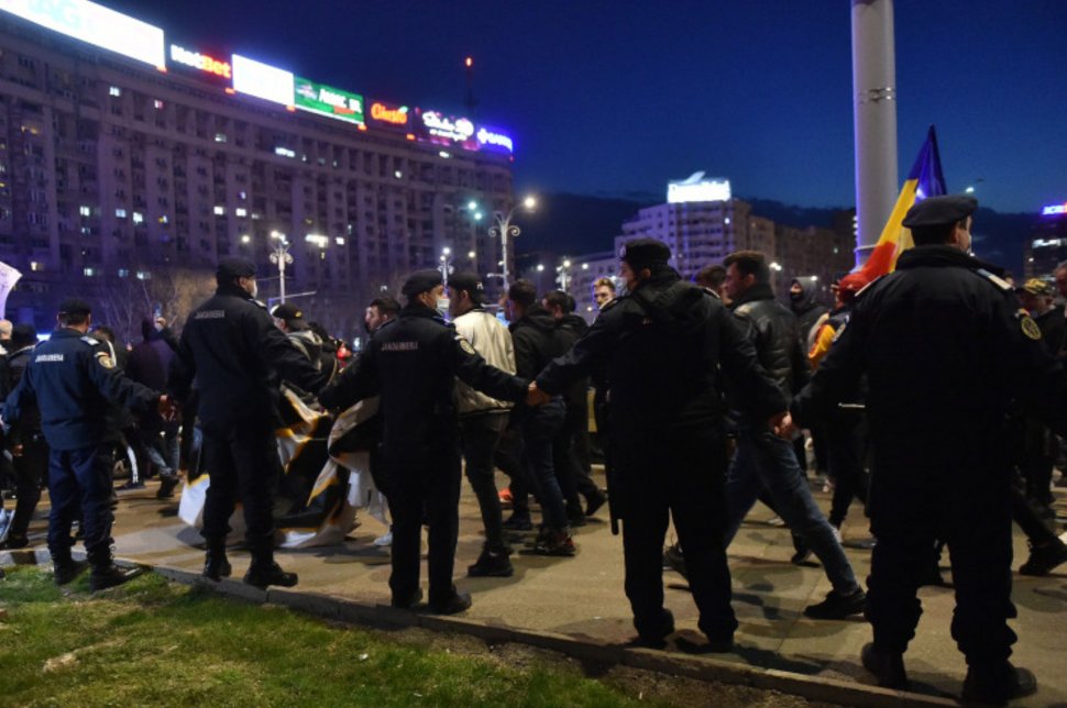 Bilanțul protestelor violente anti-restricții: 12 jandarmi răniți, 222 sancțiuni, 188 persoane conduse la Poliție